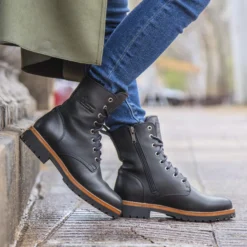 Frisia Botas de piel con forro interior de pelo.