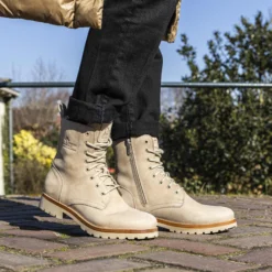 Frisia Botas de piel con forro interior de pelo.