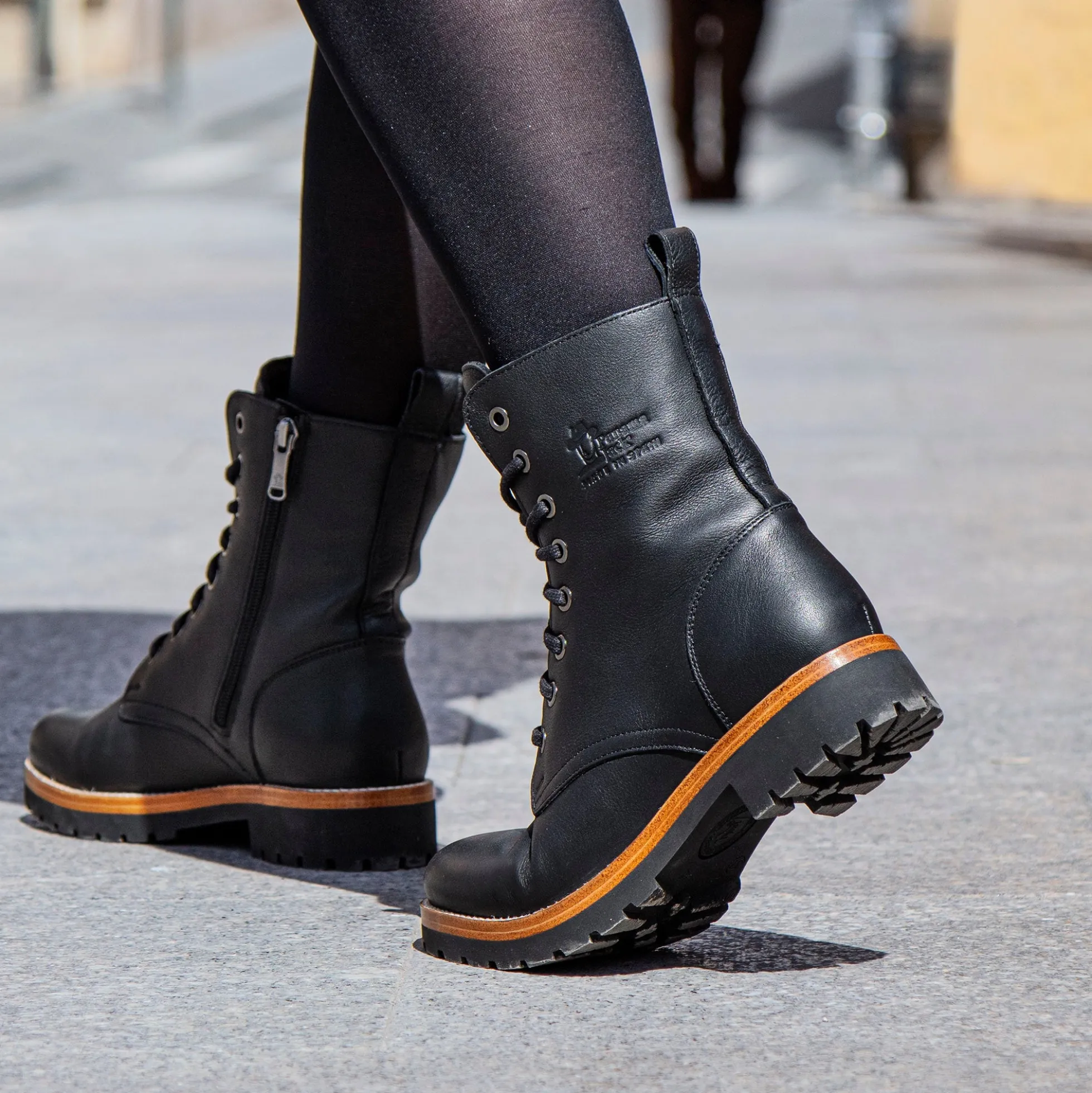 Frisia Botas de piel con forro interior de piel.