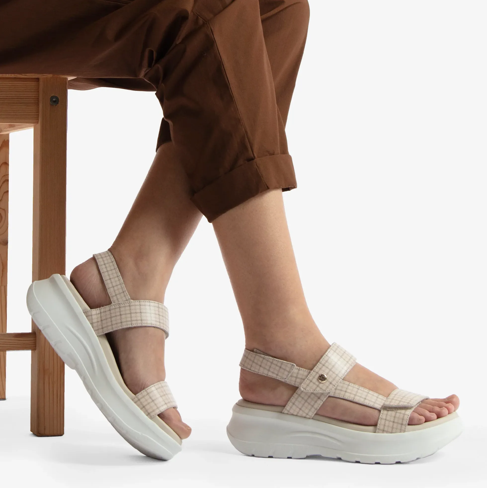 Noor Plaid Sandalias de piel con forro interior de piel.