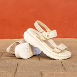 Noor Plaid Sandalias de piel con forro interior de piel.