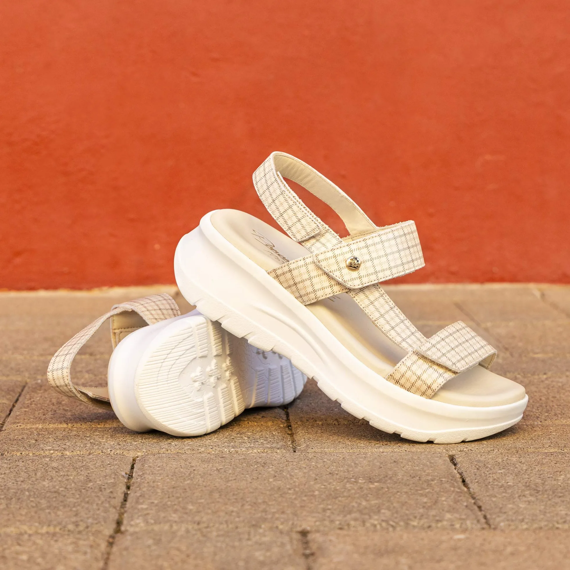 Noor Plaid Sandalias de piel con forro interior de piel.