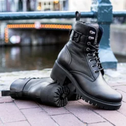 Paz Botas de piel con forro interior de pelo.