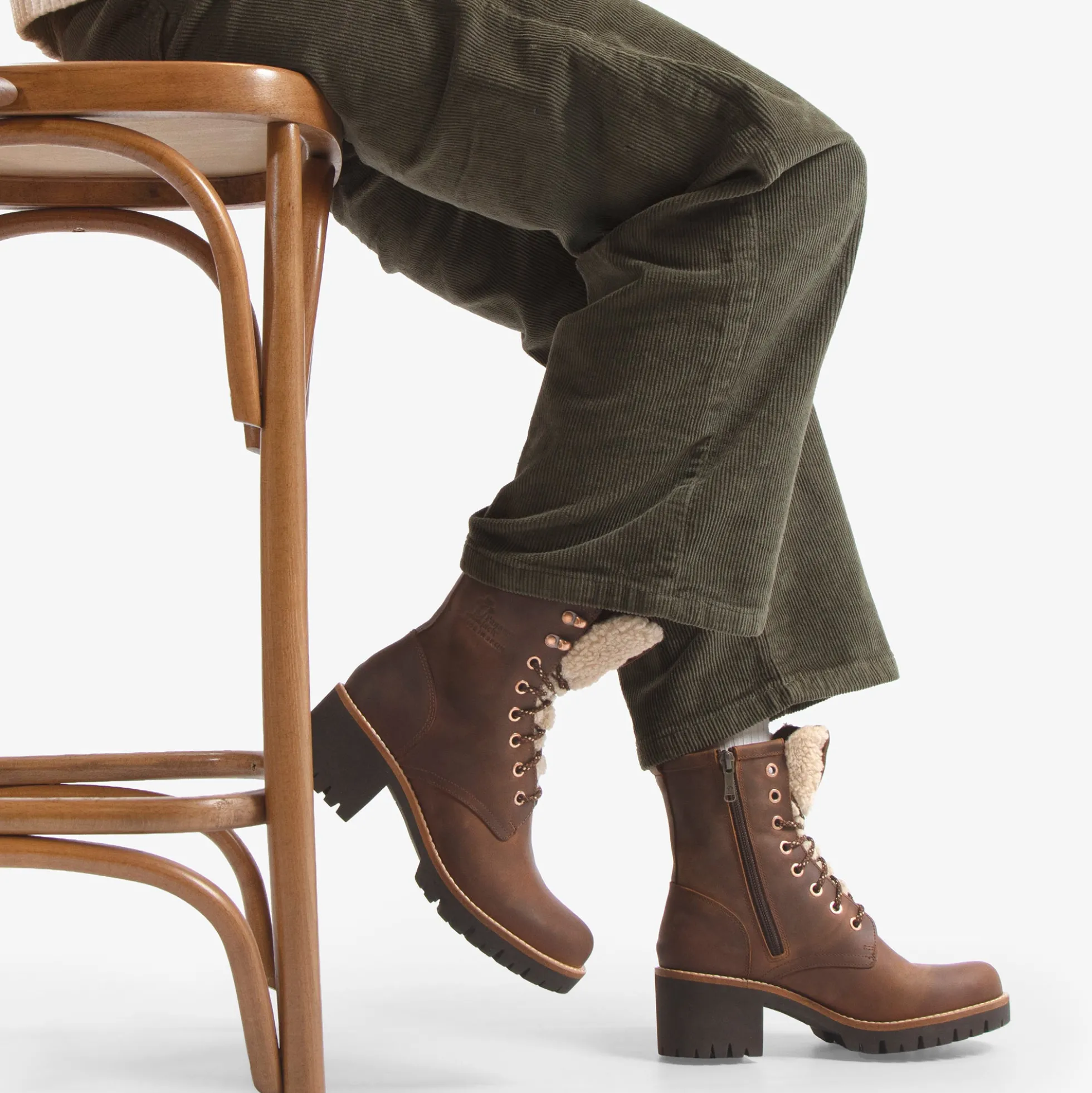 Tibi Botas de piel con forro interior de pelo.